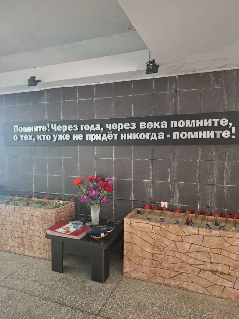 13 мая учащиеся 7 "Б" и 9 "Г" классов в сопровождении классных руководителей Неверовой Д.В. и Манжил