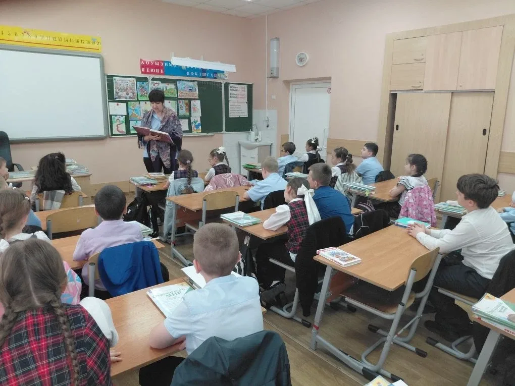 Сегодня во 2 "В" классе прошло увлекательное путешествие на тему "Бабушкины сказки" с участием завед