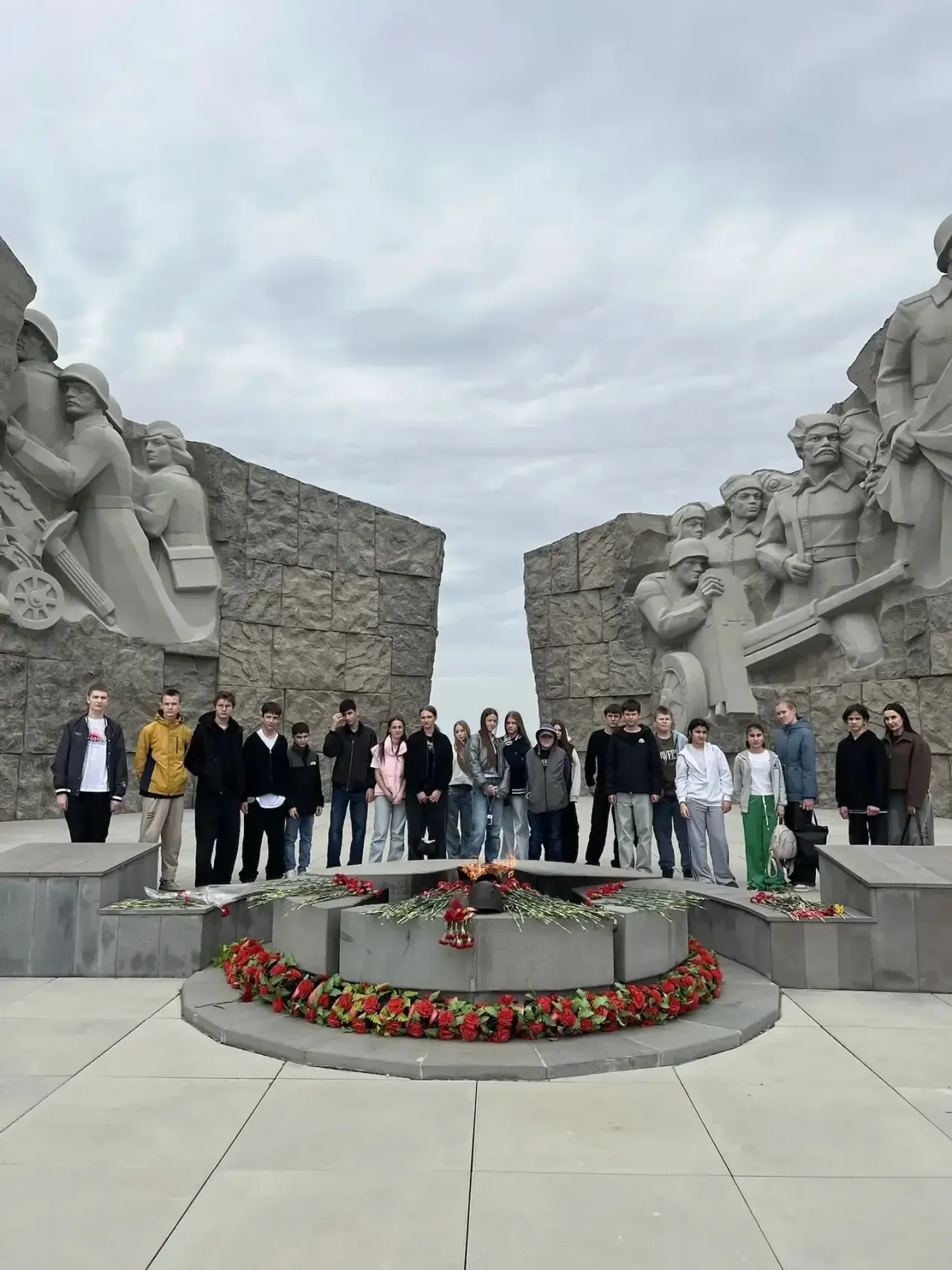 Учащиеся 7 «В» и 7 «Г» классов с классными руководителями Хищенко Натальей Николаевной и Калашниково