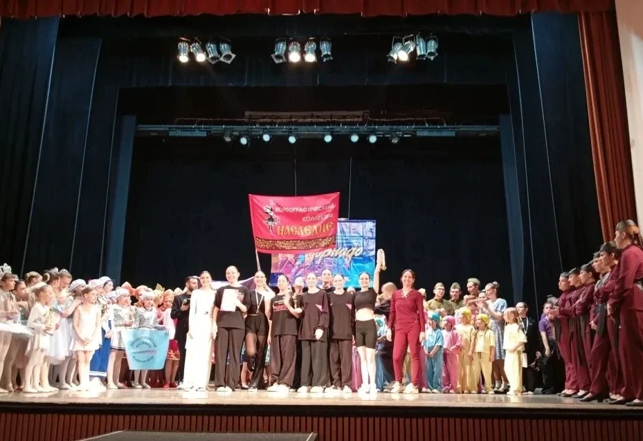 Учащиеся нашего лицея Вероника Кобылянская (8 "Г" класс), Кира Авакян (7 "А" класс), Софья Данилова 