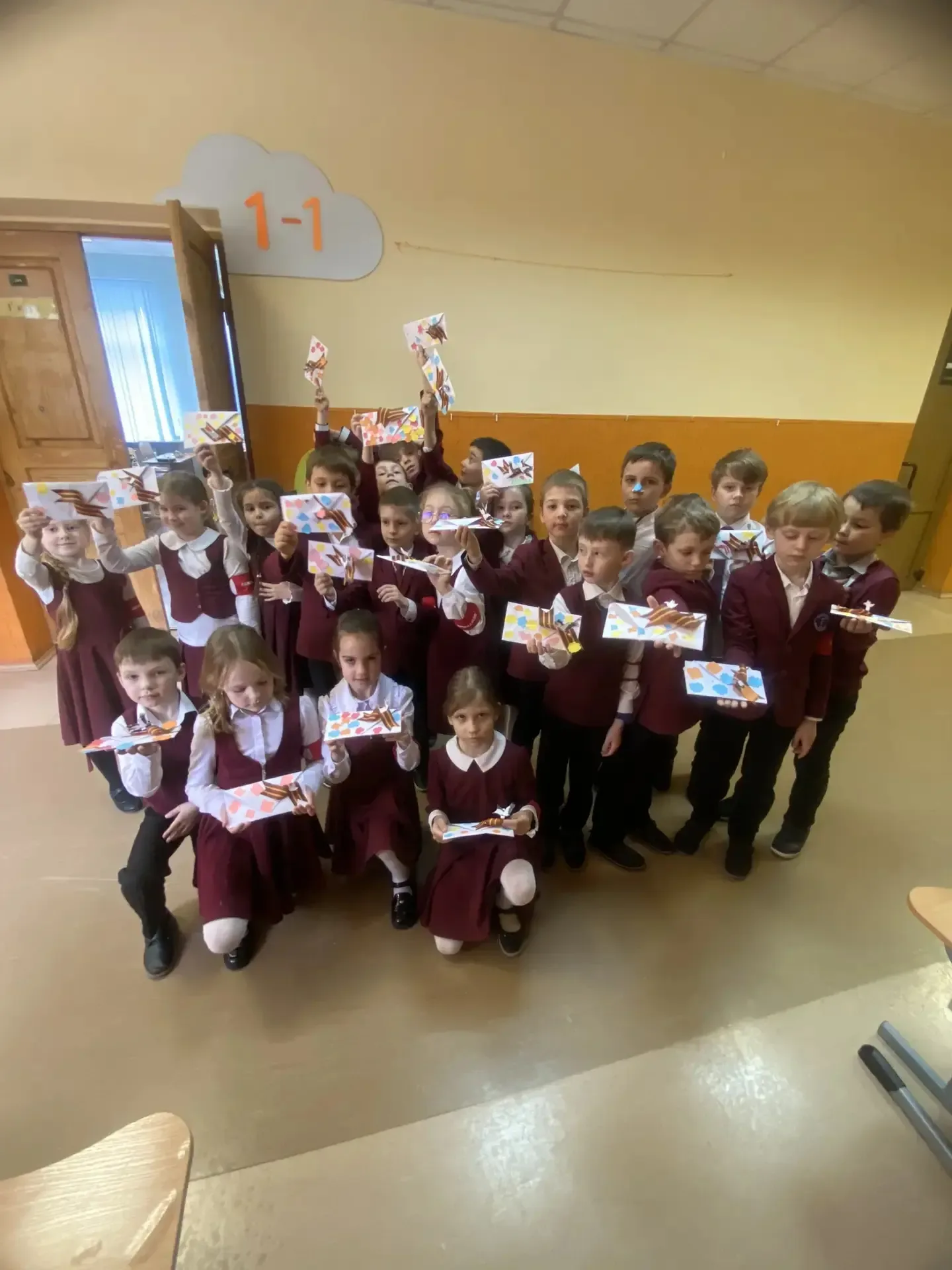 🎗Ко дню Победы️🎗️  Девочки 4-3 класса отправились к своим пдшефным ребятам из 1-1 класса, чтобы сдел