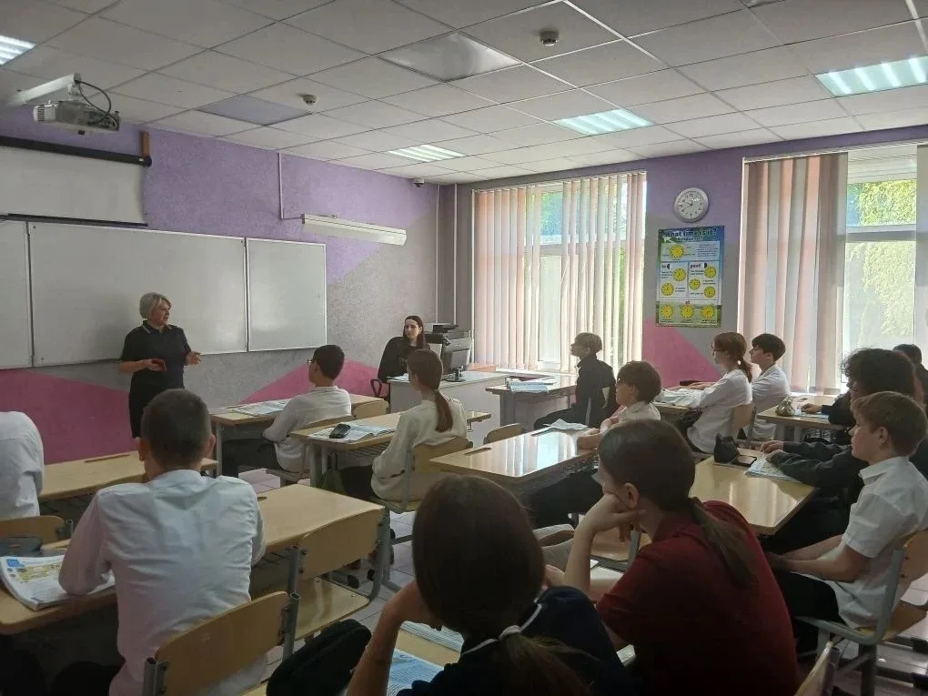 ПРОФИЛАКТИЧЕСКИЕ БЕСЕДЫ🛡   19 мая ученики 6 «А», 6 «Д», 6 «Е» и 7 «Е» классов встретились с инспекто