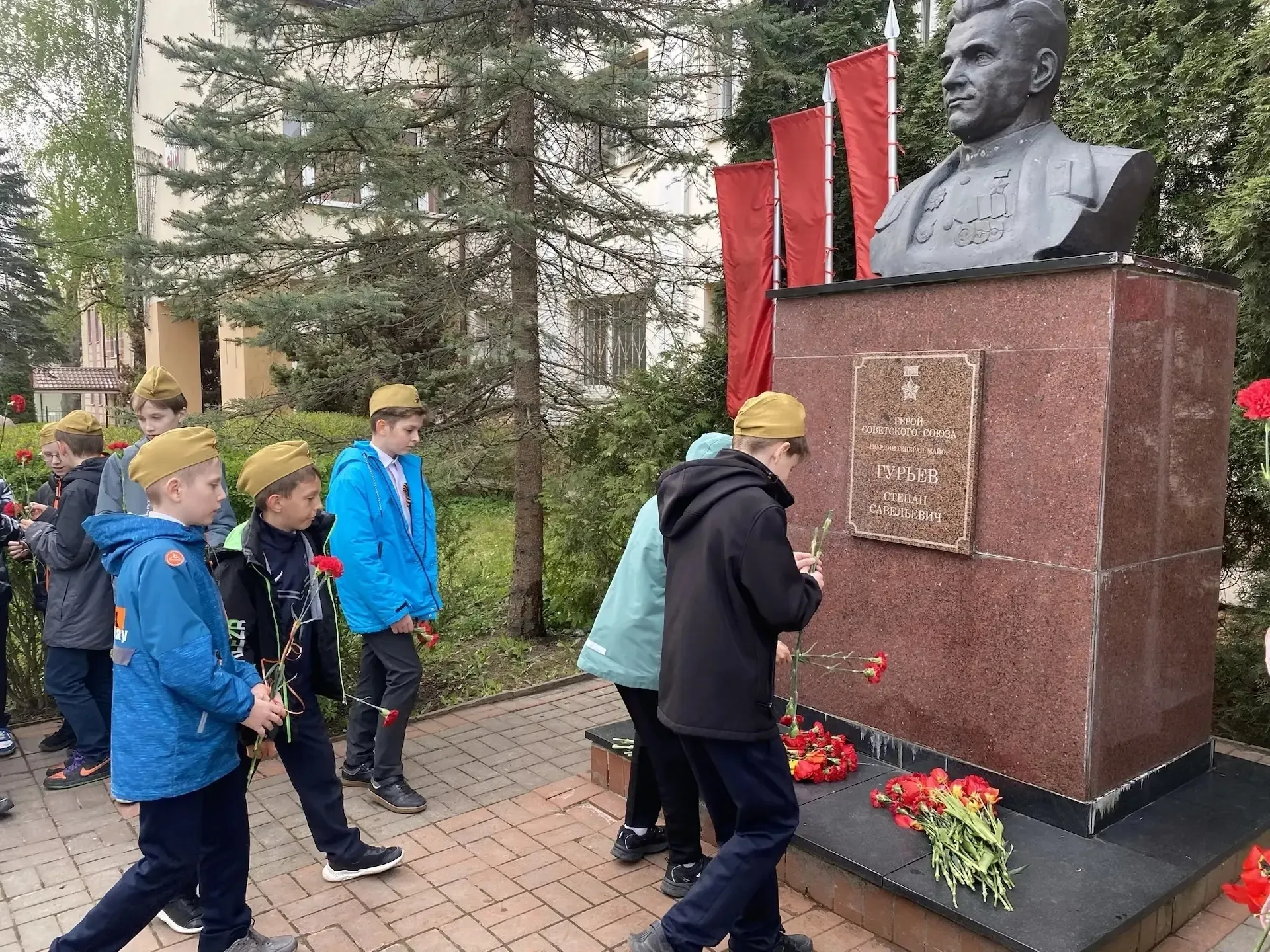 ПОЧТИМ ПАМЯТЬ ГЕРОЕВ   8 мая  ученики «Классической школы» возложили цветы к памятнику прославленног