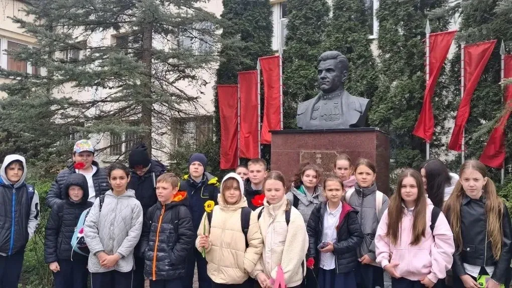 ПОЧТИМ ПАМЯТЬ ГЕРОЕВ   8 мая  ученики «Классической школы» возложили цветы к памятнику прославленног