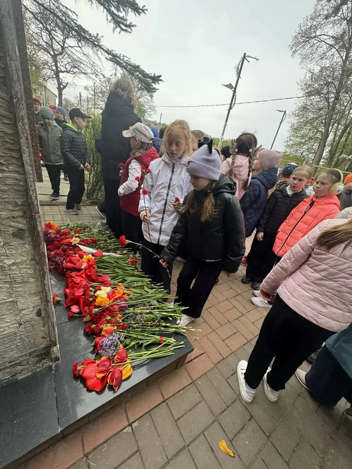 ПОЧТИМ ПАМЯТЬ ГЕРОЕВ   8 мая  ученики «Классической школы» возложили цветы к памятнику прославленног