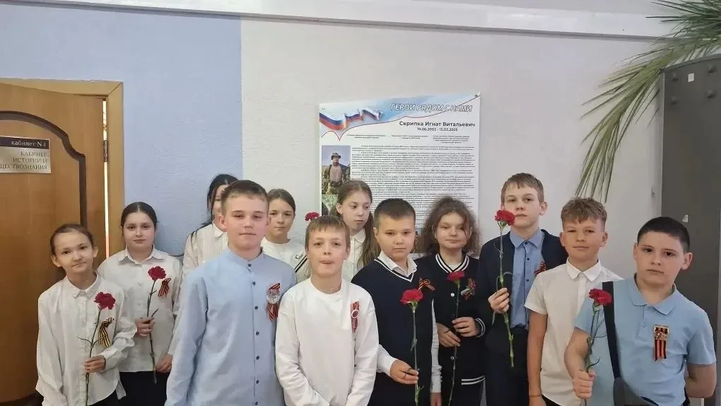 ПОЧТИМ ПАМЯТЬ ГЕРОЕВ   8 мая  ученики «Классической школы» возложили цветы к памятнику прославленног