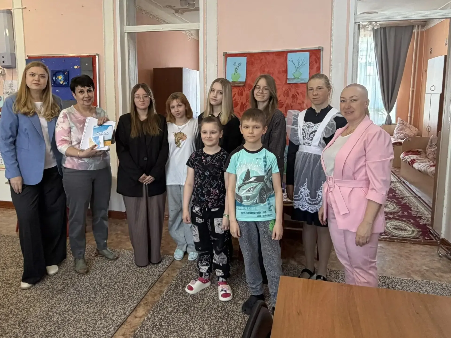 ✨Цепочка добра продолжается! ✨   Волонтёры отряда «Терапия добром 49» с наставниками — библиотекарем