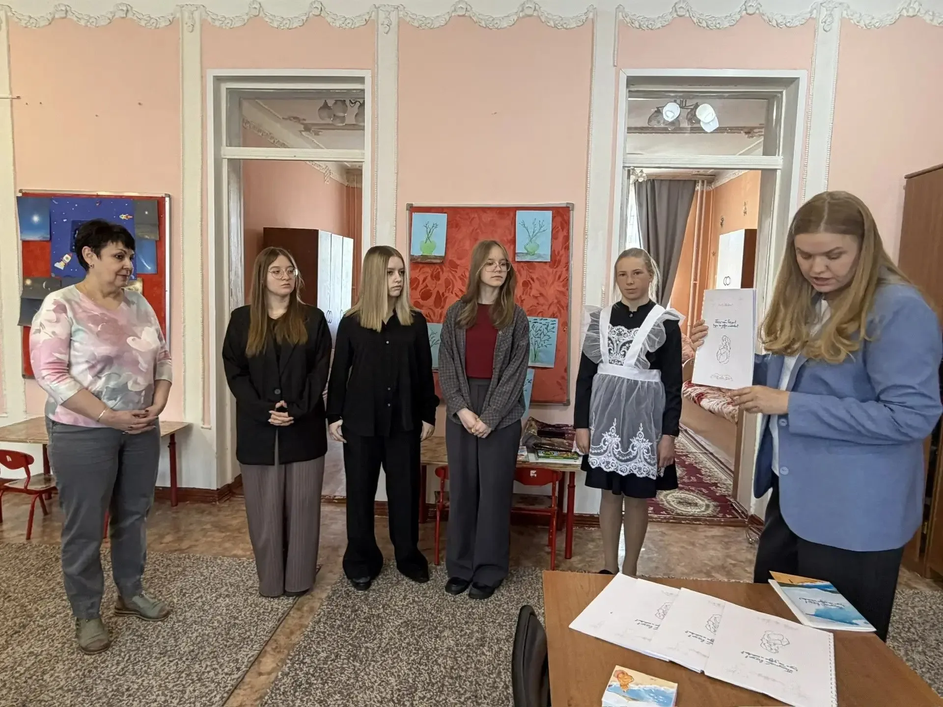 ✨Цепочка добра продолжается! ✨   Волонтёры отряда «Терапия добром 49» с наставниками — библиотекарем