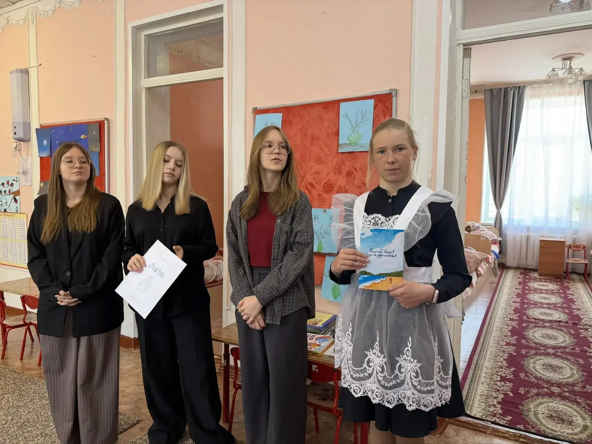 ✨Цепочка добра продолжается! ✨   Волонтёры отряда «Терапия добром 49» с наставниками — библиотекарем