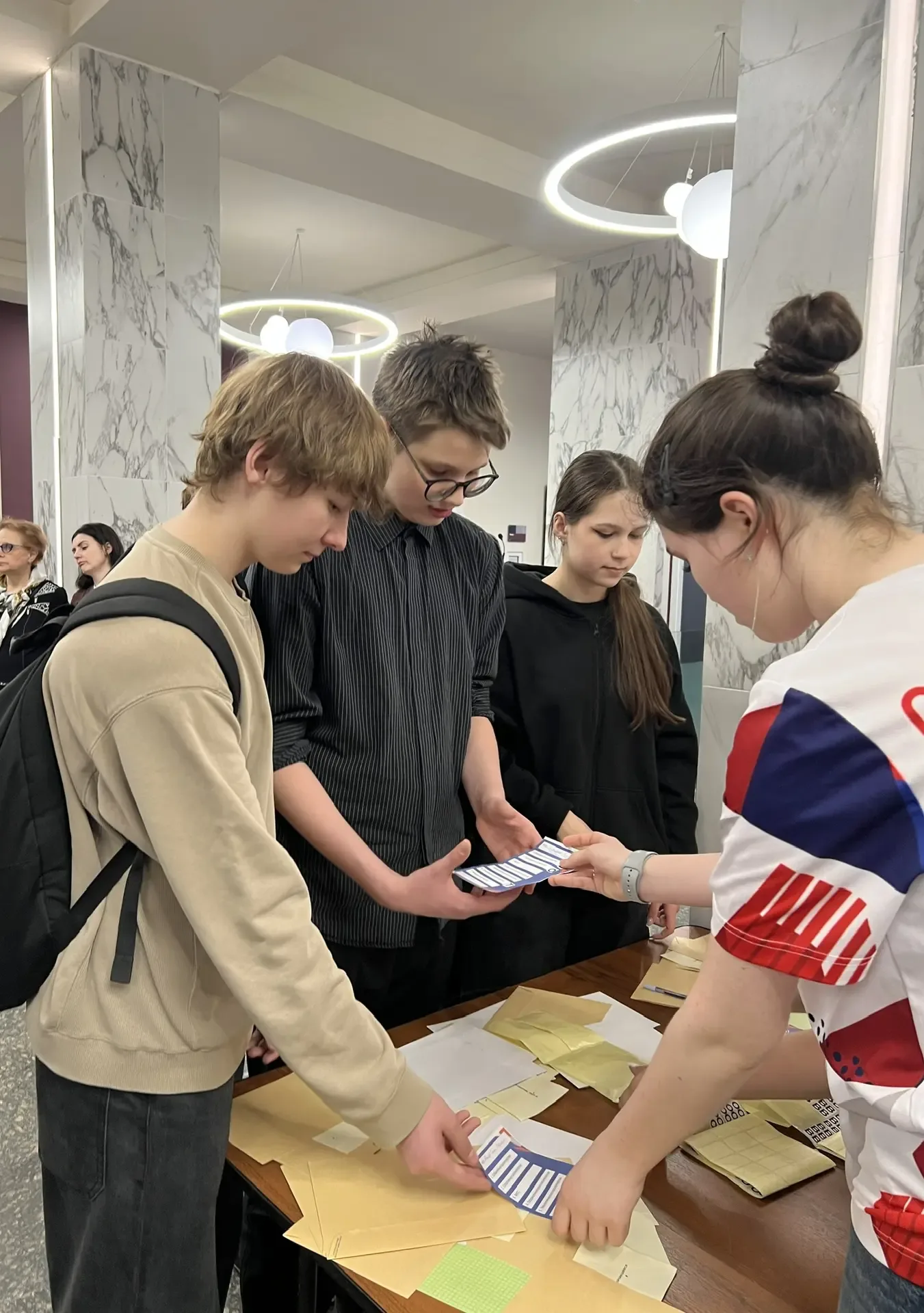 🎉 28 апреля в Люберецком дворце культуры прошло торжественное вручение волонтерских книжек. 📖 Ученик