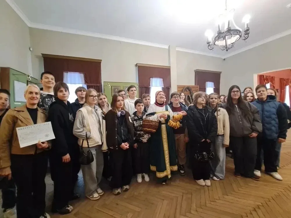 🚌11 мая ученики 7 «А», 7 «З», 7 «И» классов совершили экскурсионную поездку в г.Торжок.  Начали с му