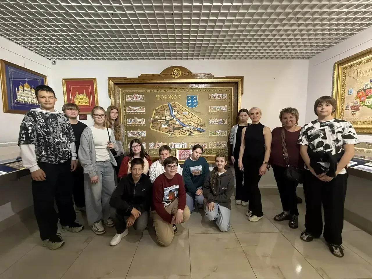 🚌11 мая ученики 7 «А», 7 «З», 7 «И» классов совершили экскурсионную поездку в г.Торжок.  Начали с му