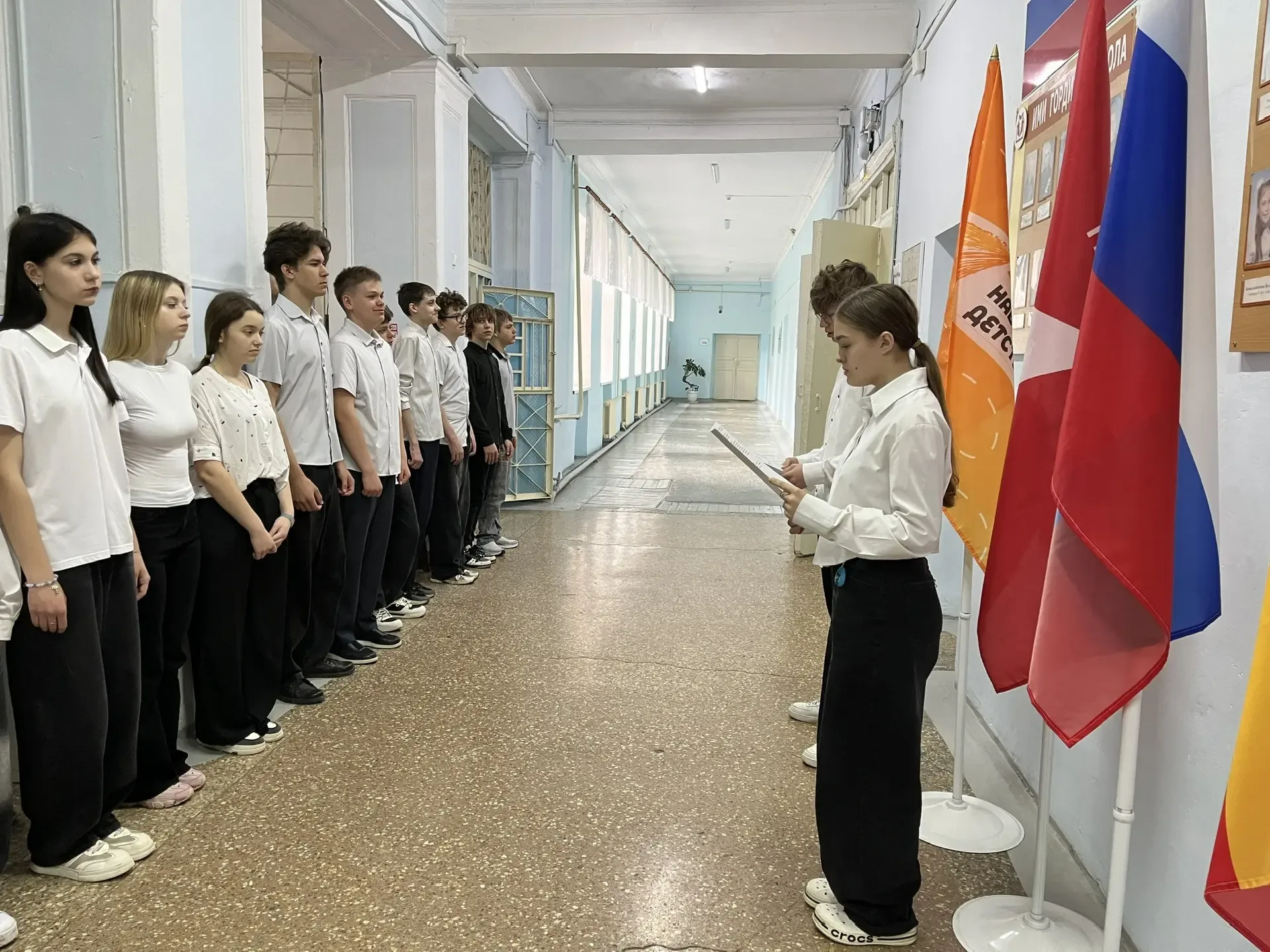 18 мая   Понедельник  в филиале  школы №9  традиционно начался с торжественной линейки церемонии вын