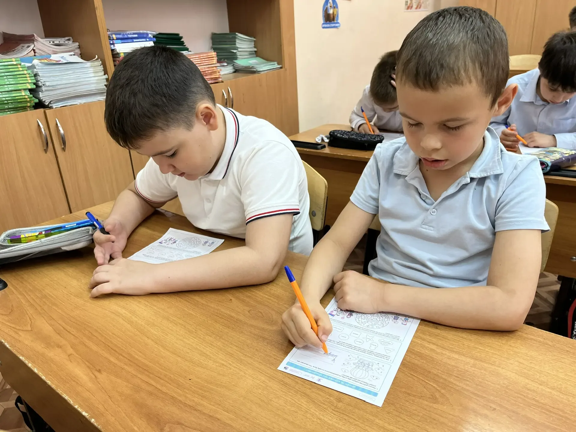 18 мая   Понедельник  в филиале  школы №9  традиционно начался с торжественной линейки церемонии вын