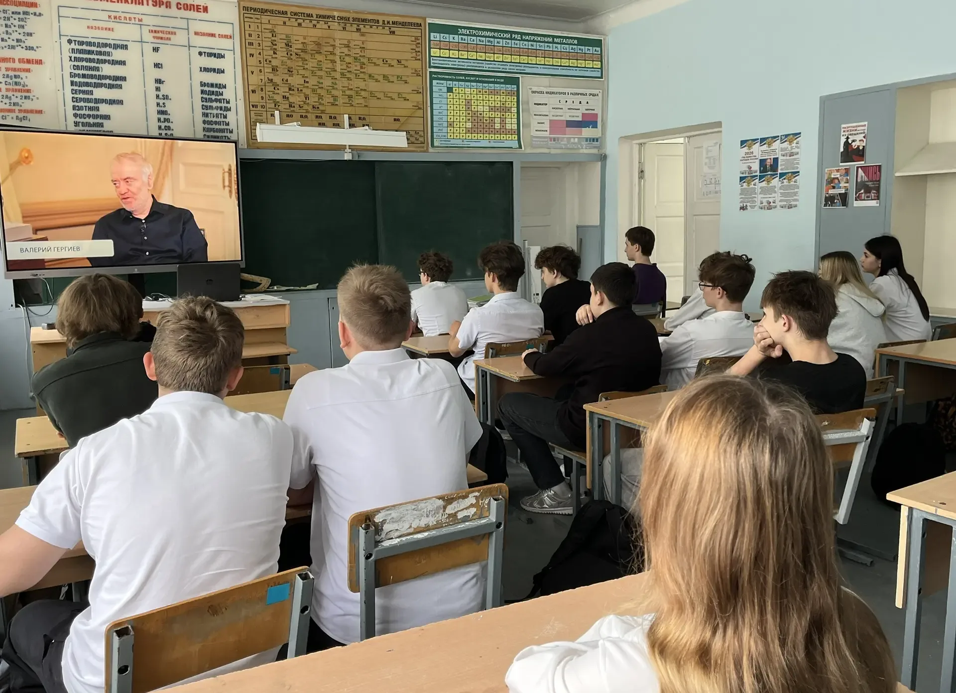 18 мая   Понедельник  в филиале  школы №9  традиционно начался с торжественной линейки церемонии вын