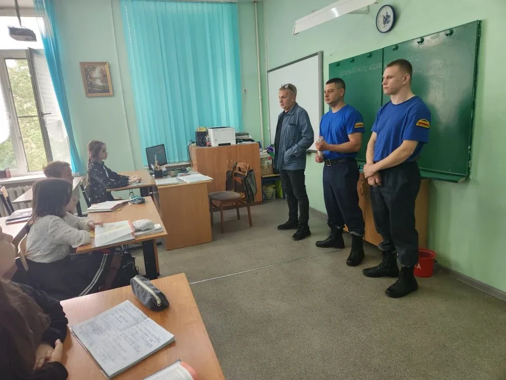 В МБОУ СОШ №9 прошли беседы о Правилах поведения на воде для детей✅️❗️🏊‍♀️🏖🏊‍♂️   Уже совсем скоро б