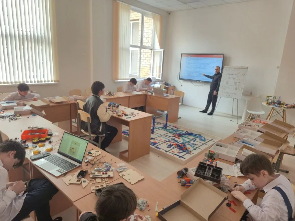 Сегодня на занятии по робототехнике юные инженеры продолжили сборку „Умного дома“. Ребята подключали