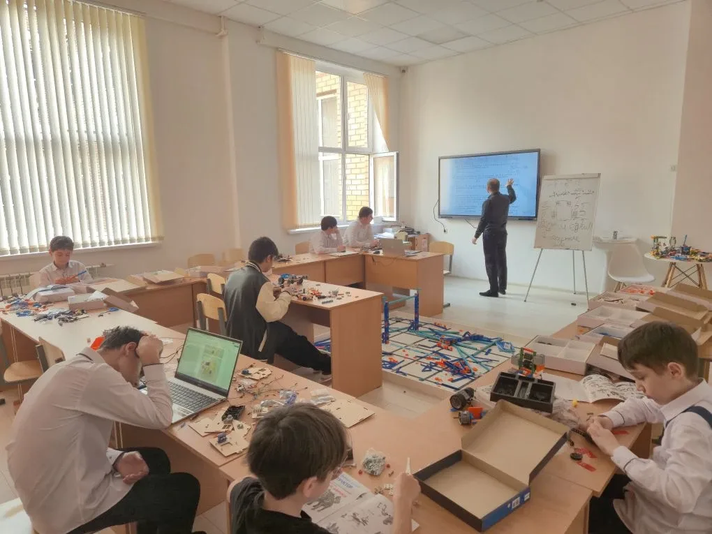 Сегодня на занятии по робототехнике юные инженеры продолжили сборку „Умного дома“. Ребята подключали