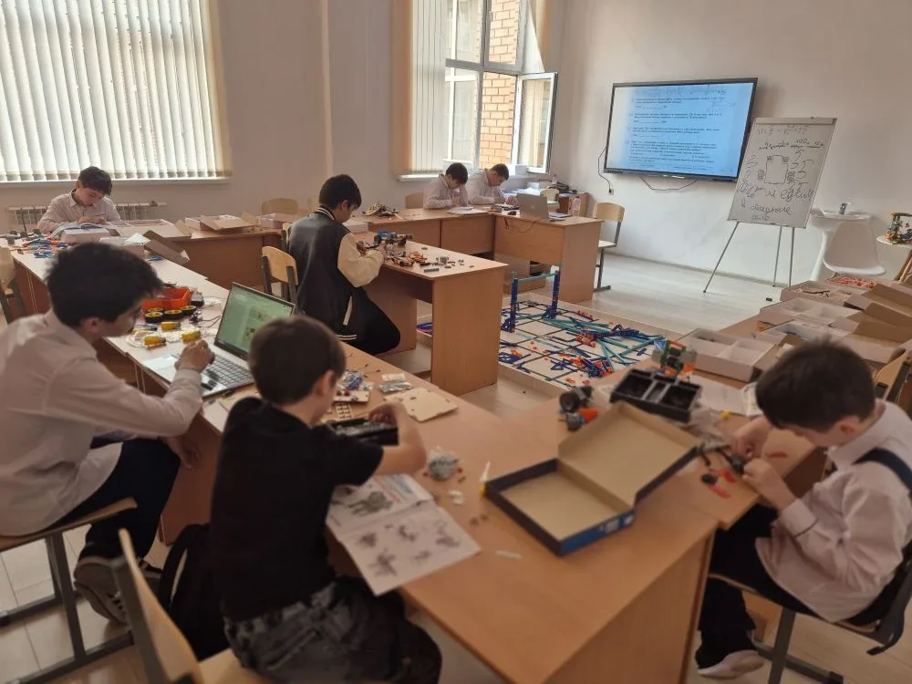 Сегодня на занятии по робототехнике юные инженеры продолжили сборку „Умного дома“. Ребята подключали