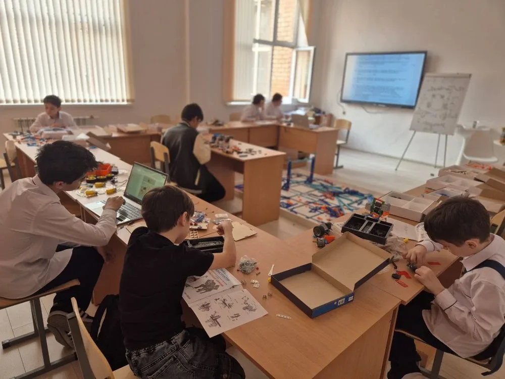 Сегодня на занятии по робототехнике юные инженеры продолжили сборку „Умного дома“. Ребята подключали