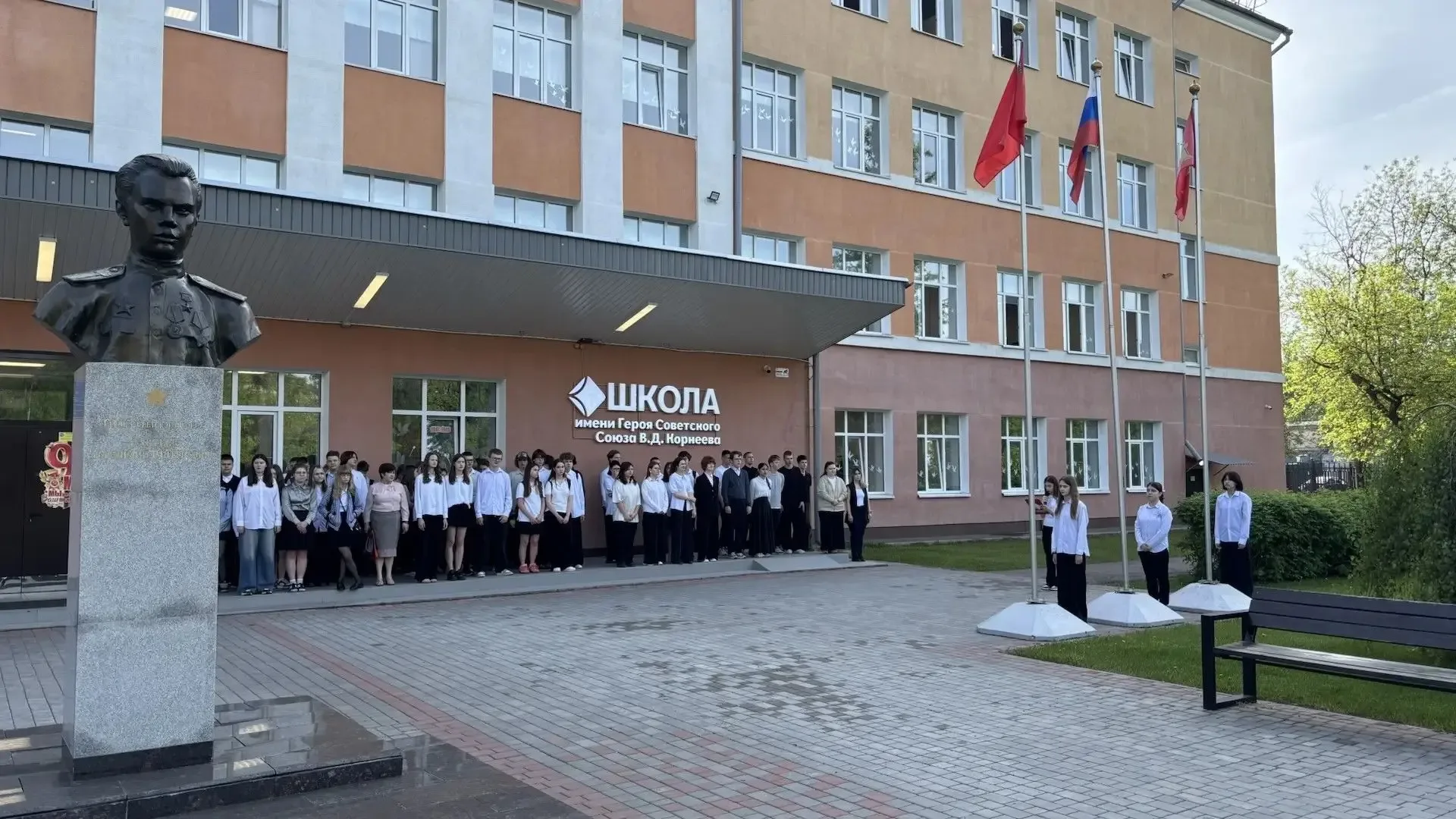 Утро понедельника — это не просто смена дня, это настройка души на неделю! ⚡️  В школе Корнеева очер