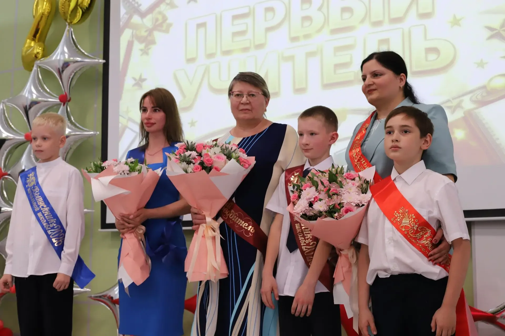 🎓✨ НАШ ВЫПУСКНОЙ В 4-Х КЛАССАХ! ✨🎓  Сегодня в школе «Корнеева» случилось маленькое, но очень важное 