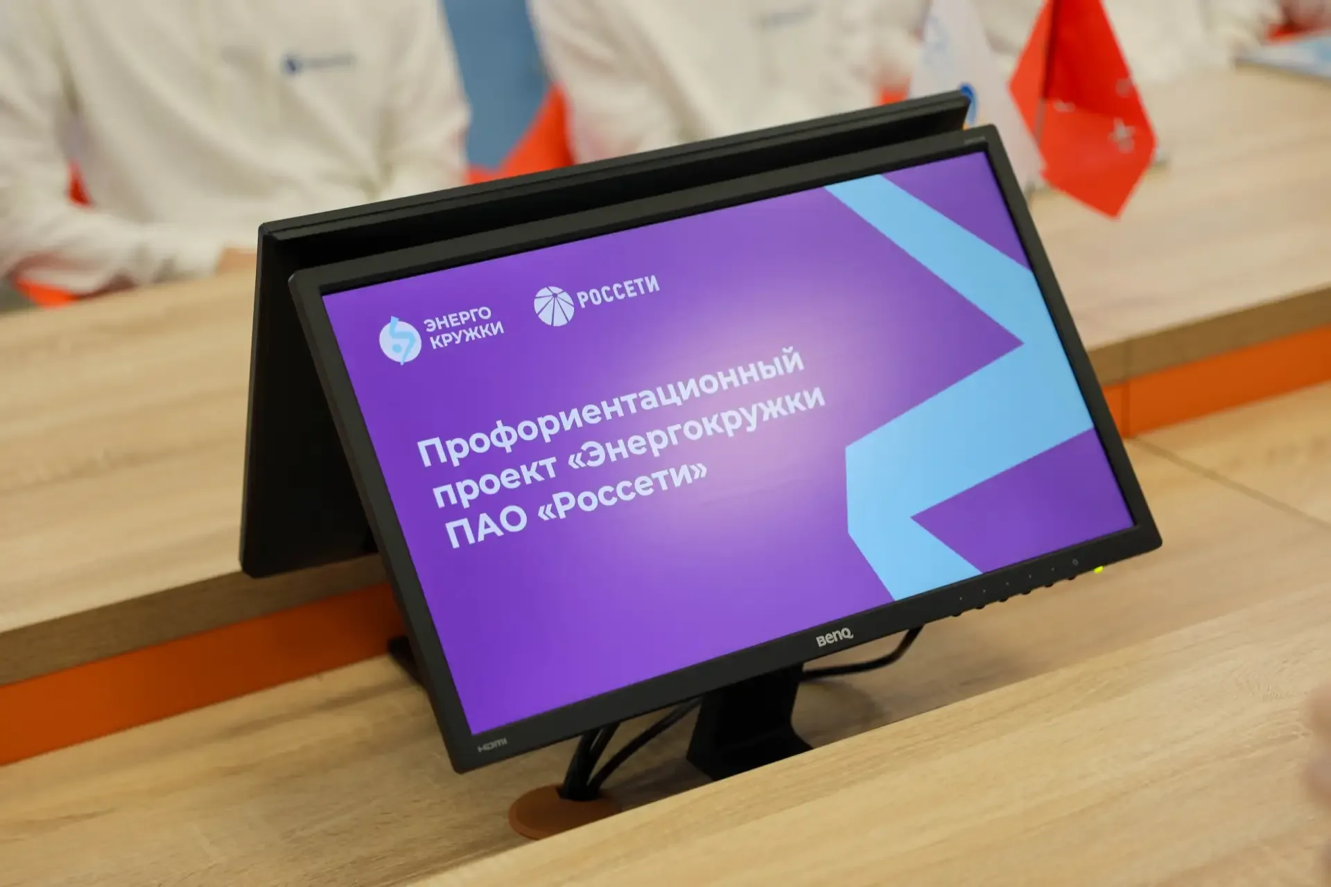 📌 Альбом с фотографиями  Энергокружок «Россети Ленэнерго»: первые сертификаты – в руках наших девяти