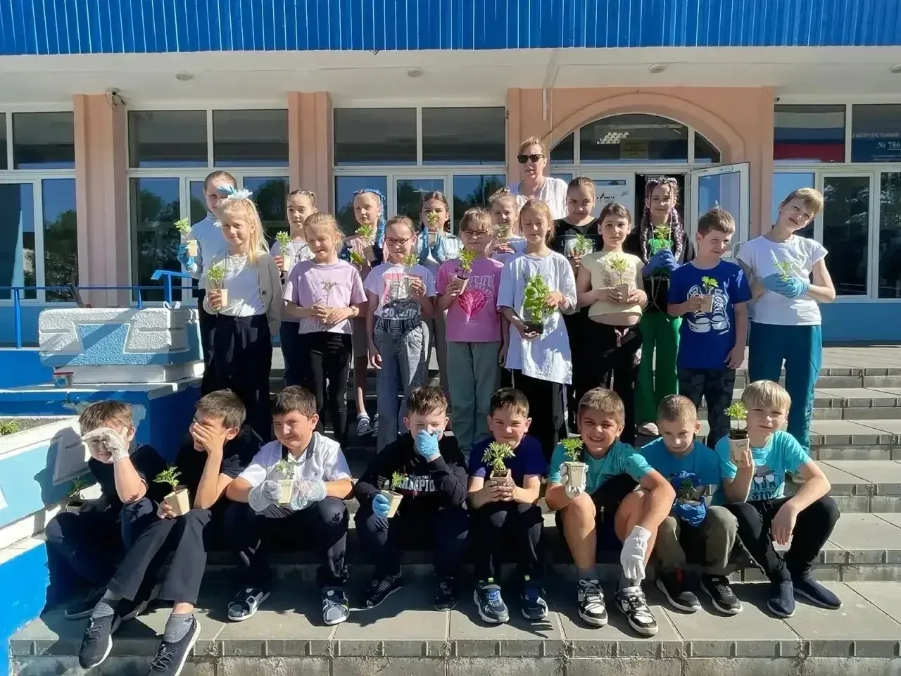🌷 Сегодня в нашей школе — день добрых дел и живой памяти!  19 мая ученики 1 «В» класса МОУ «Рождеств