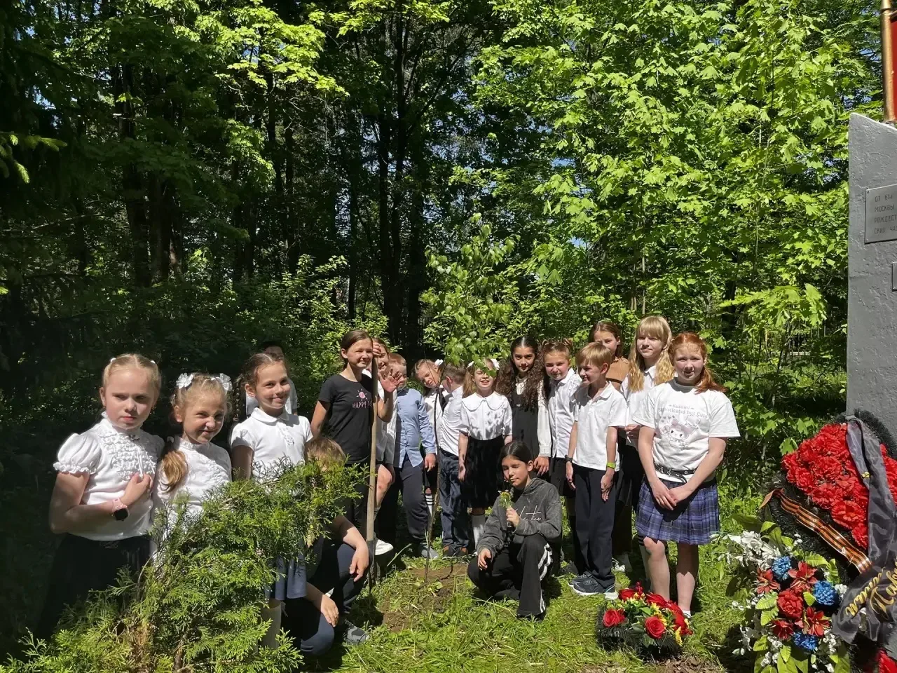 🌷 Сегодня в нашей школе — день добрых дел и живой памяти!  19 мая ученики 1 «В» класса МОУ «Рождеств
