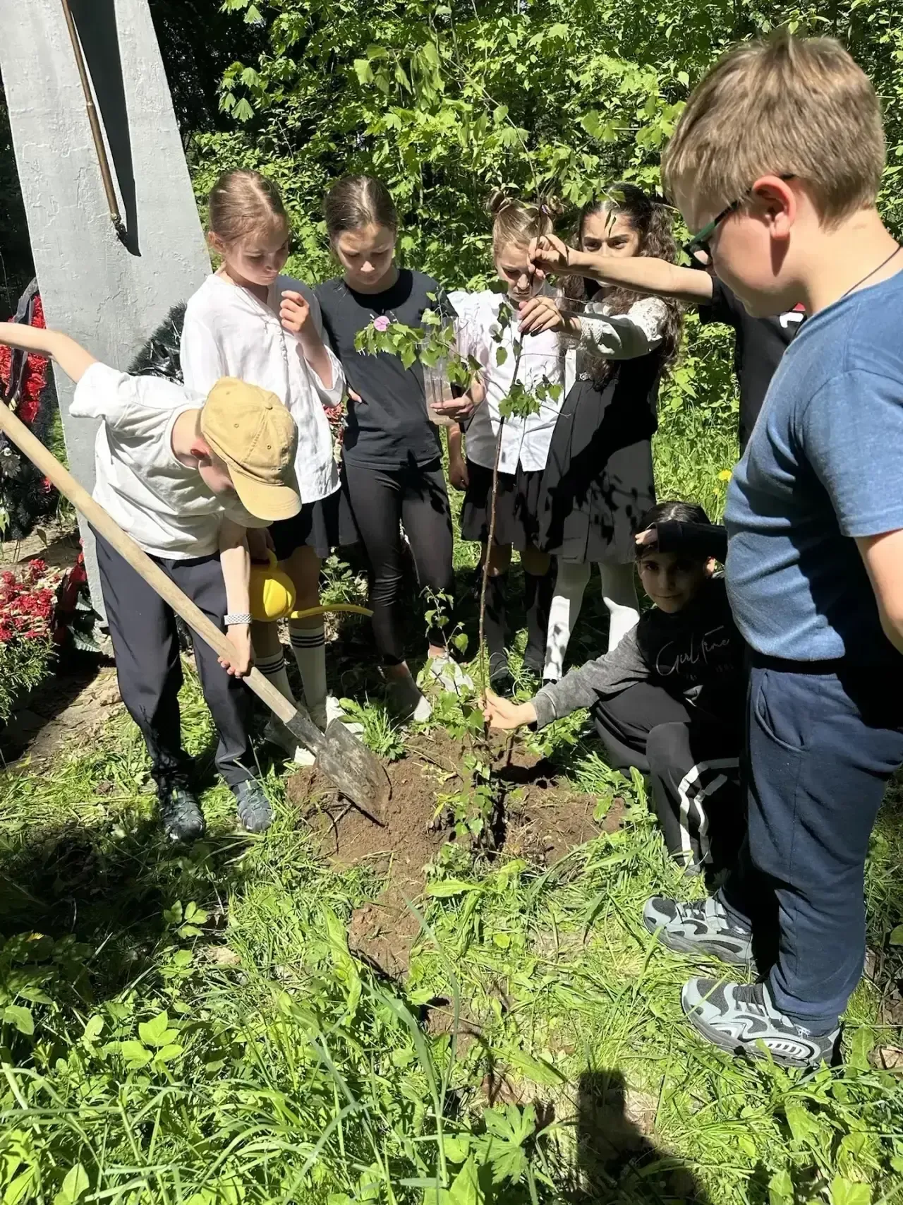 🌷 Сегодня в нашей школе — день добрых дел и живой памяти!  19 мая ученики 1 «В» класса МОУ «Рождеств
