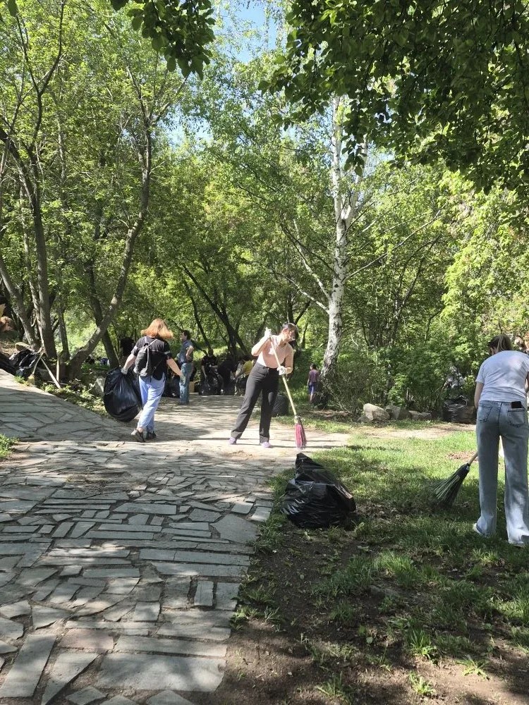 16 мая состоялся СУББОТНИК В ПАРКЕ МЖК. Солнечная погода, музыка, отличное настроение. Пришли семьи 