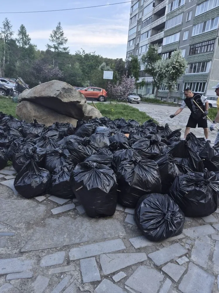 16 мая состоялся СУББОТНИК В ПАРКЕ МЖК. Солнечная погода, музыка, отличное настроение. Пришли семьи 