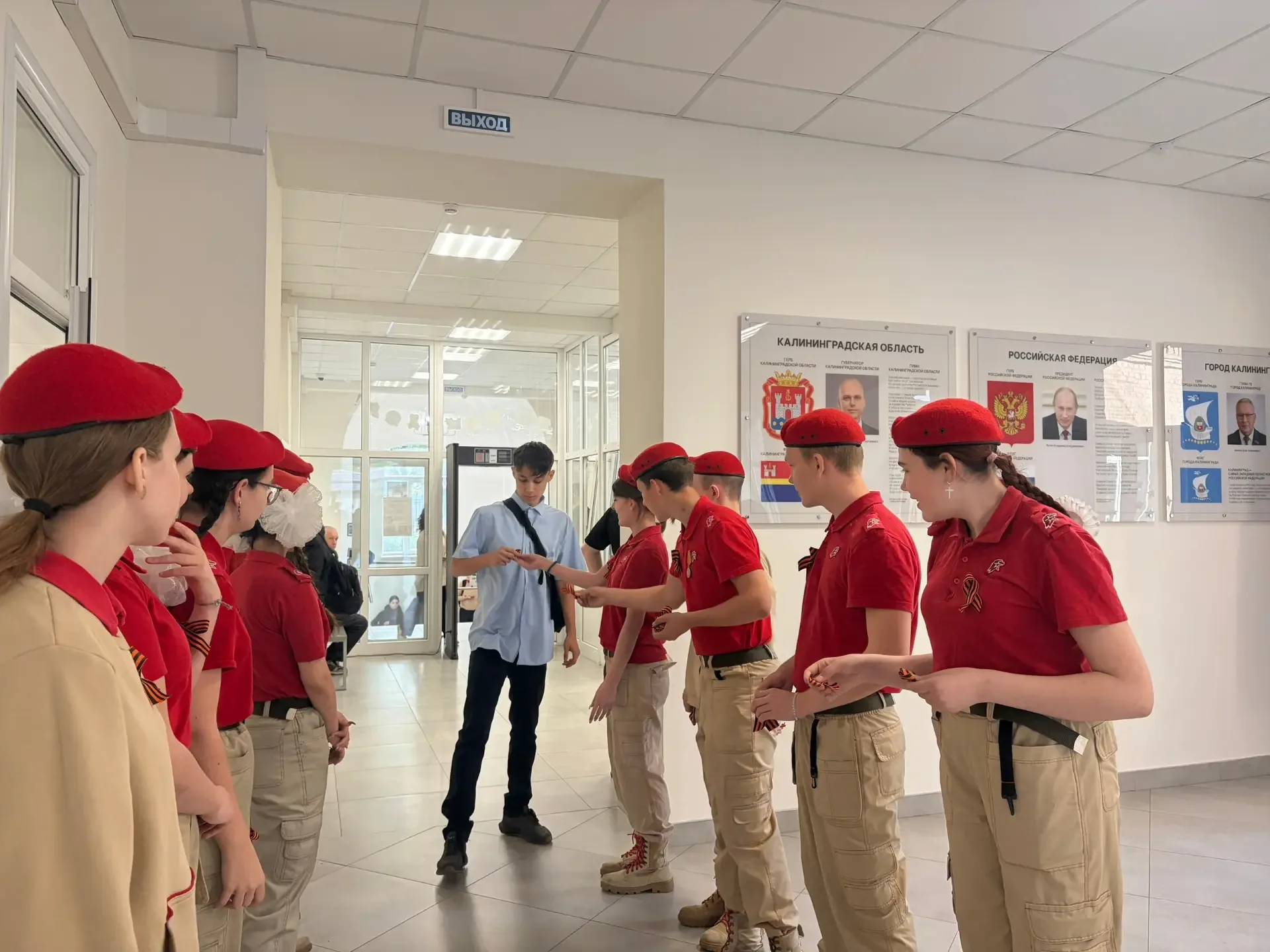 Сегодня утром наши юнармейцы провели патриотическую акцию. Ребята выстроились в живой коридор, приве