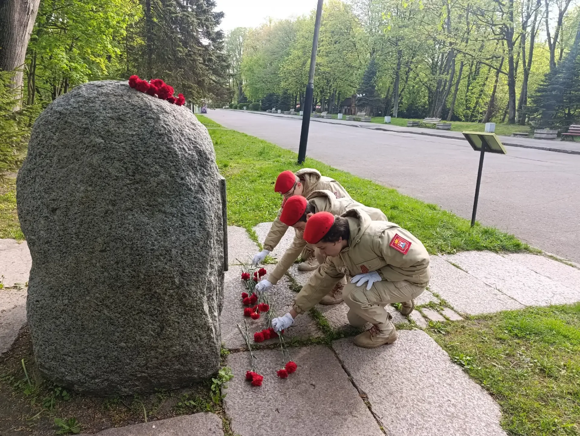 Юнармейцы 8Ю класса приняли участие в торжественном возложении цветов к мемориалу в память о погибши