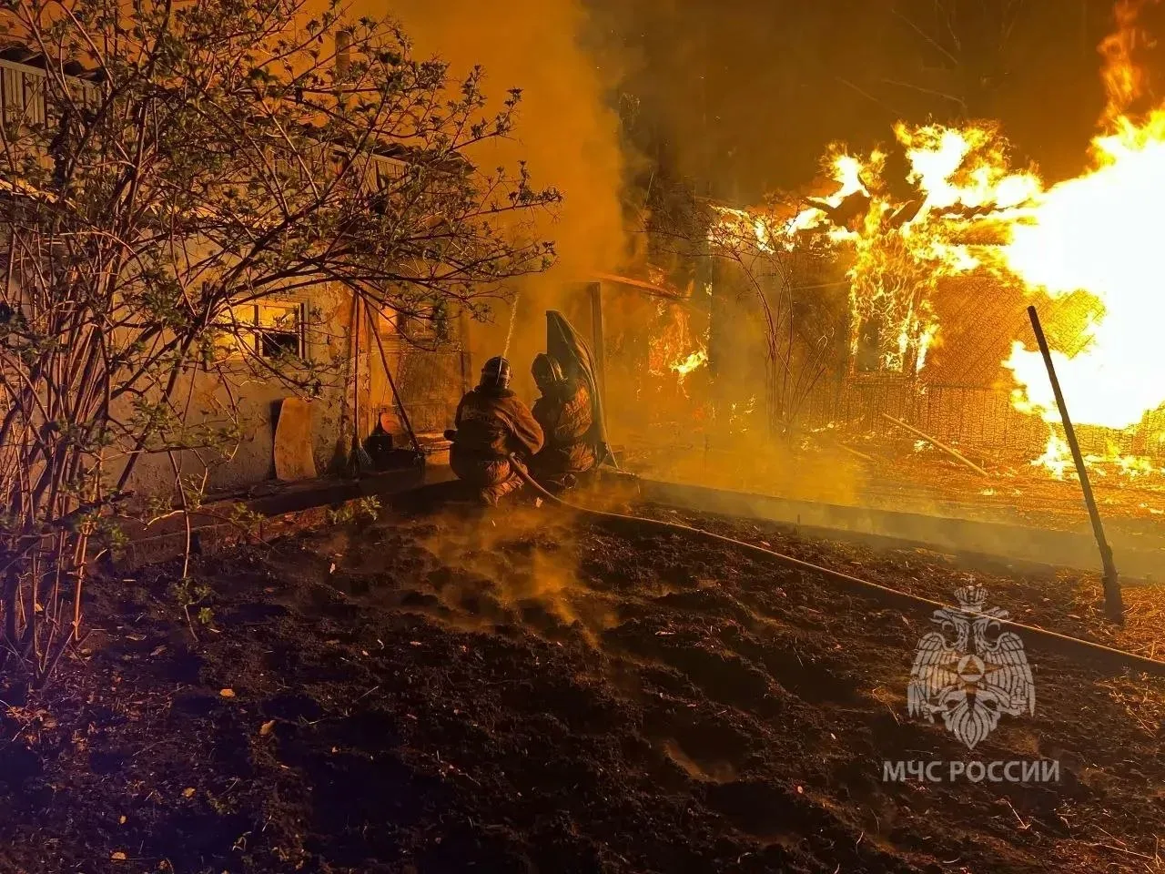 Оперативные итоги суток  Потушено 17 пожаров, погибших нет.  📍В Лесосибирске огонь повредил хозпостр