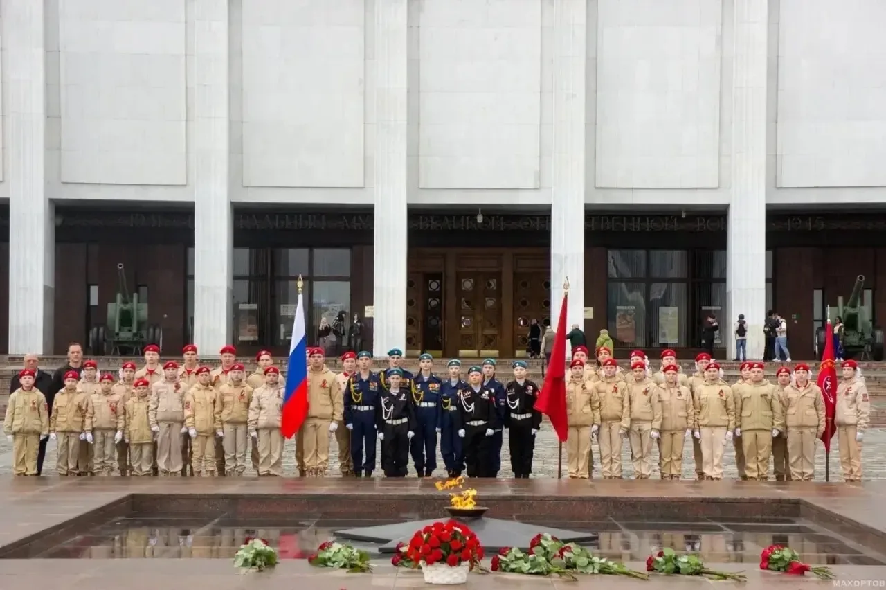 НАШИ #Юнармия #ДеньПобеды #ПамятьПоколений  Юнармейцы нашей школы Дарья Демянчук и Дарья Горбунова з