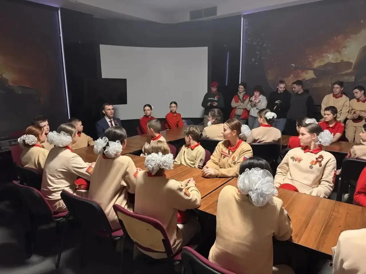 НАШИ #Юнармия #ДеньПобеды #ПамятьПоколений  Юнармейцы нашей школы Дарья Демянчук и Дарья Горбунова з