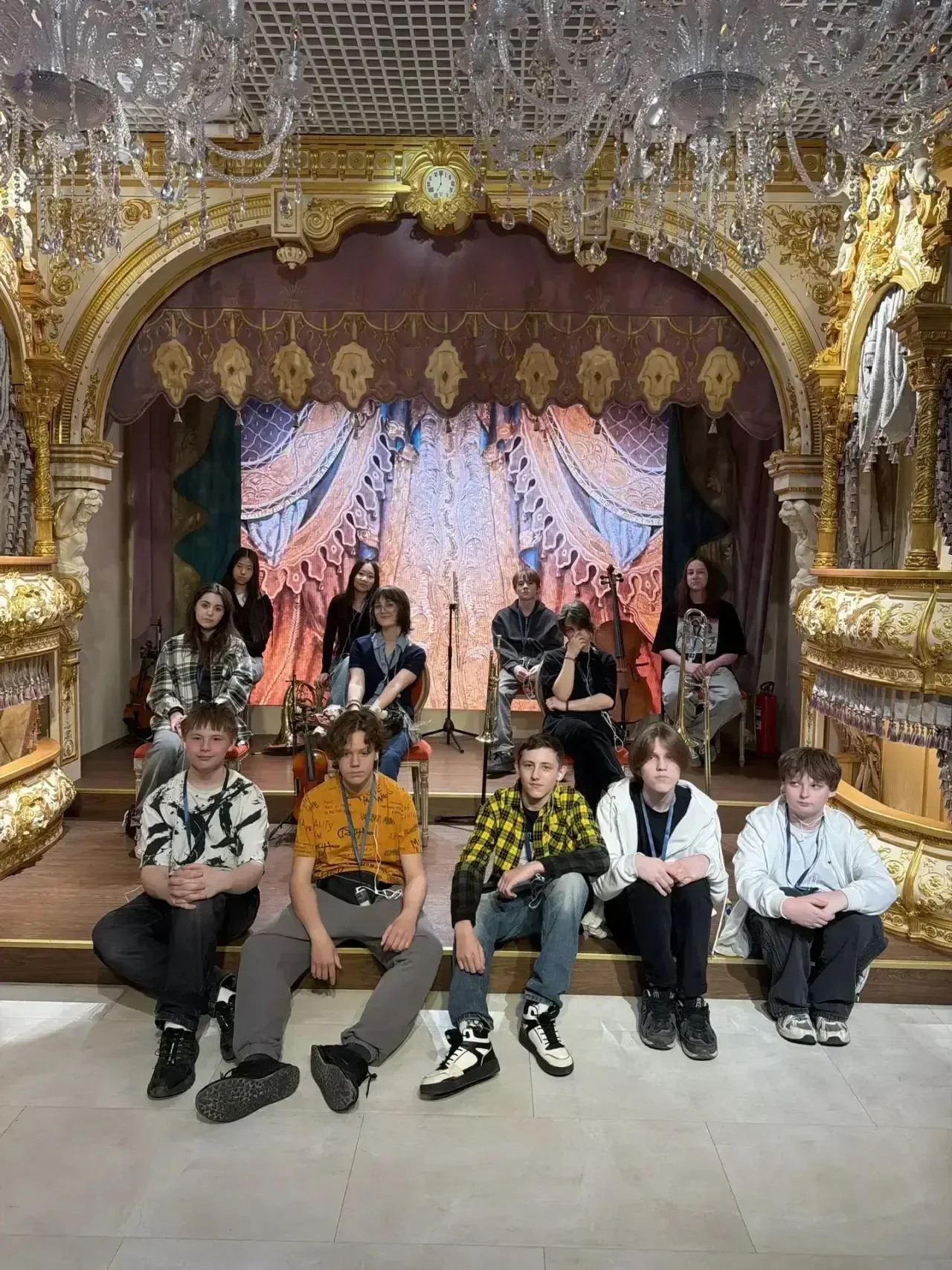 НАШИ #Экскурсии #ШкольнаяЖизнь #НашиУроки  🎭 Ученики 5 «М» класса вместе с классным руководителем Ши