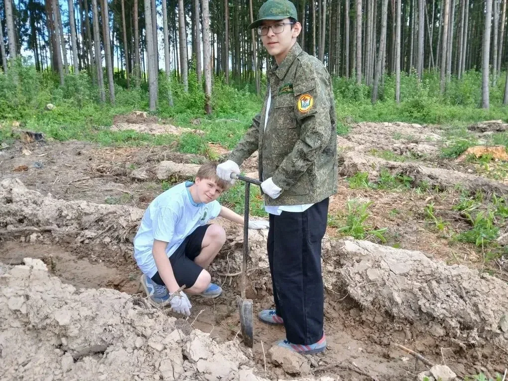 🌲 В Рычково появился «Сад Памяти»!  Вчера в деревне Рычково под Истрой прошла масштабная эколого-пат