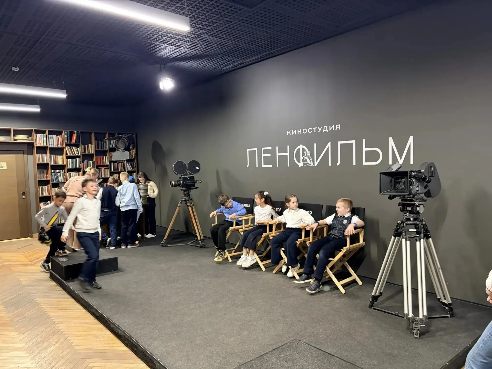 2 в класс сегодня — настоящие киноделы! 🎬  Сегодня наш класс посетил легендарную киностудию «Ленфиль