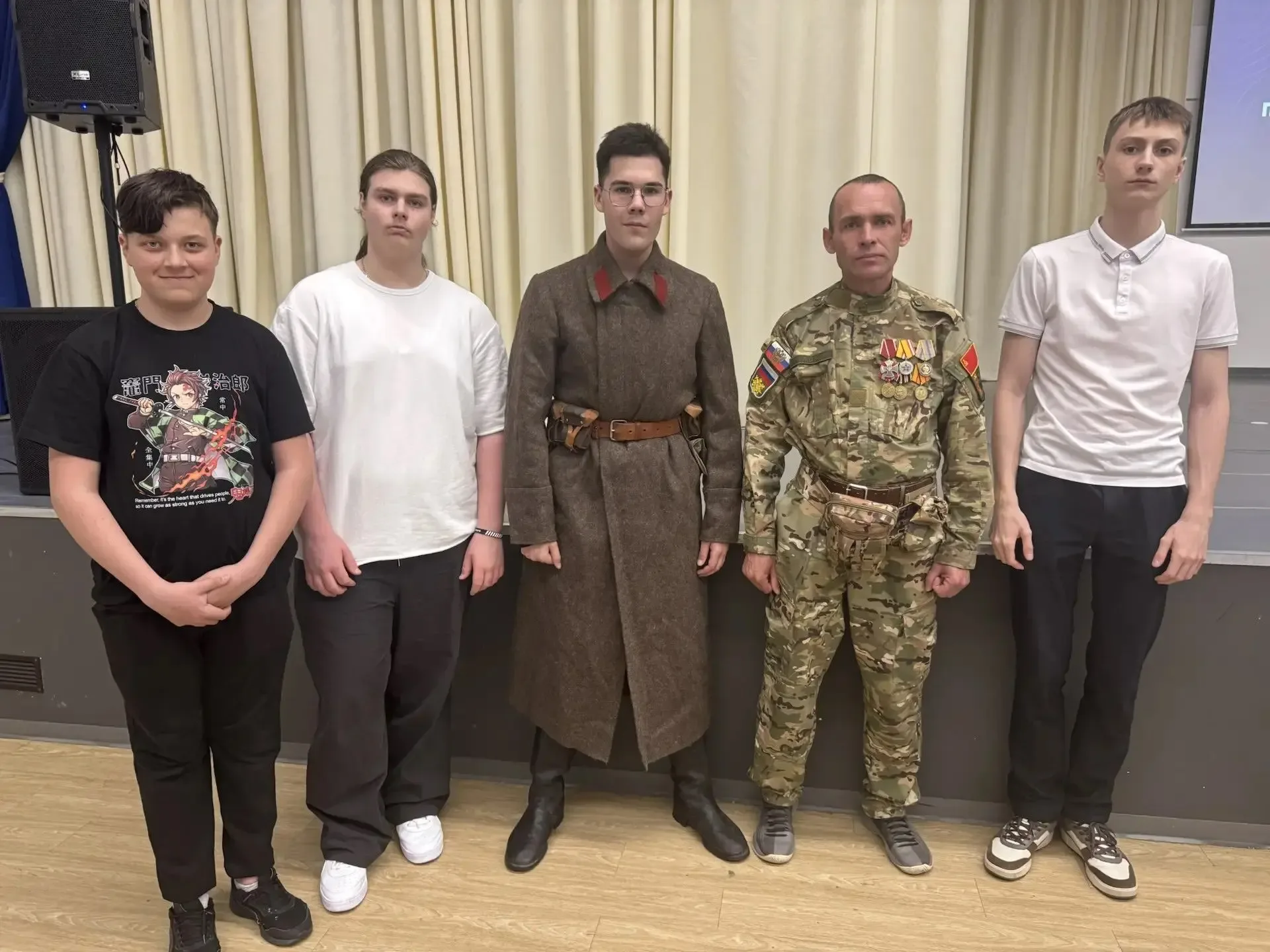 🇷🇺 Связь поколений  В образовательном центре «Лидер» прошёл Урок мужества для мальчишек и девчонок. 