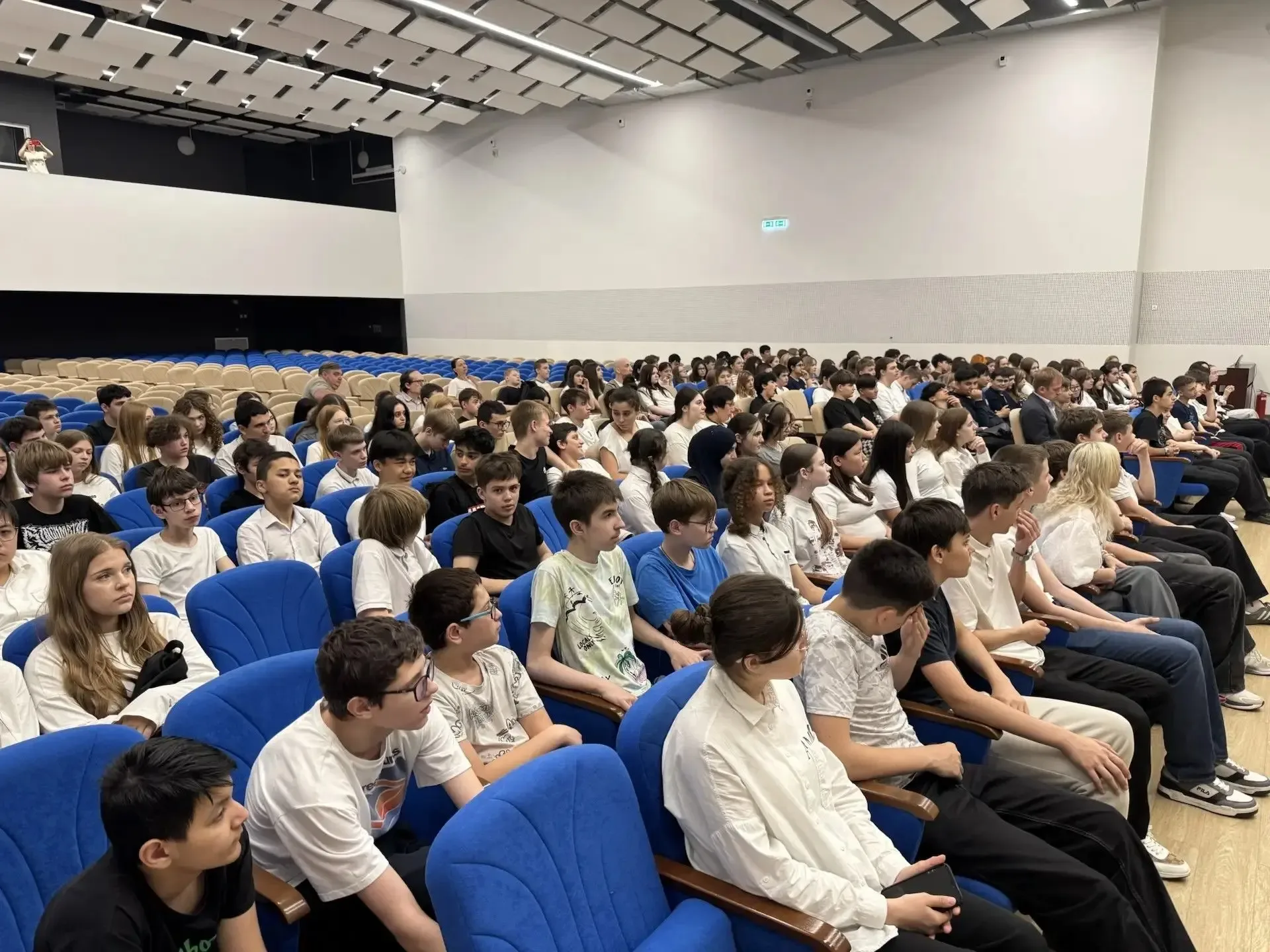 🇷🇺 Связь поколений  В образовательном центре «Лидер» прошёл Урок мужества для мальчишек и девчонок. 