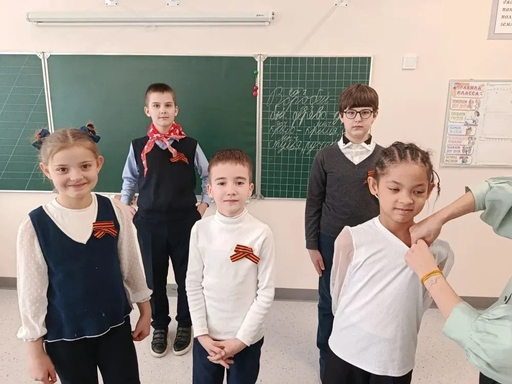 Сегодня в МАОУ "ОЦ "Лидер"  прошла акция «Георгиевская ленточка»! Ученики 5 «О» класса с гордостью п