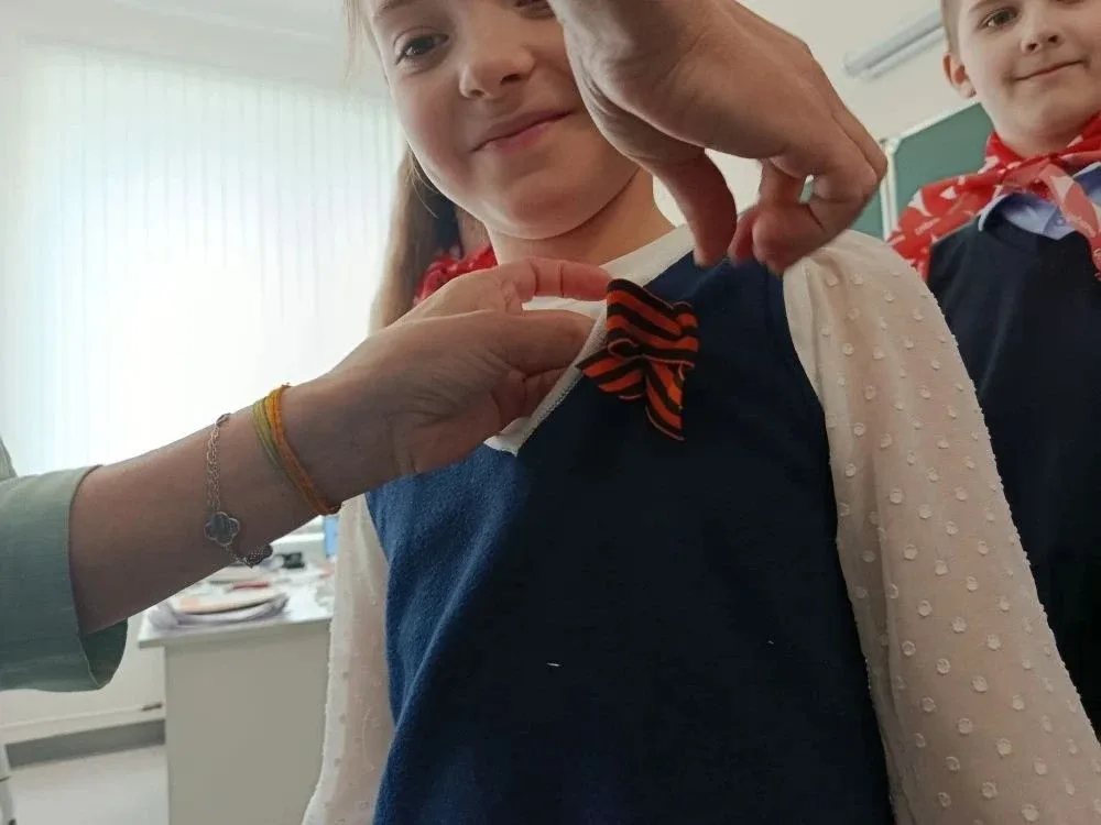 Сегодня в МАОУ "ОЦ "Лидер"  прошла акция «Георгиевская ленточка»! Ученики 5 «О» класса с гордостью п
