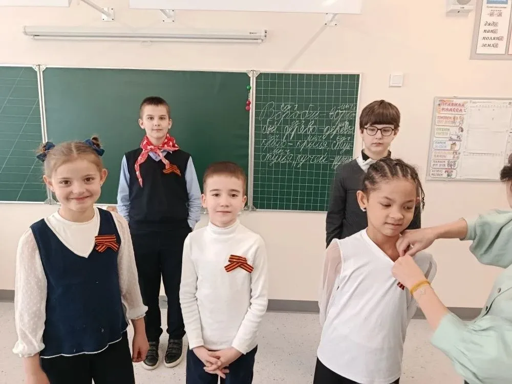 Сегодня в МАОУ "ОЦ "Лидер"  прошла акция «Георгиевская ленточка»! Ученики 5 «О» класса с гордостью п