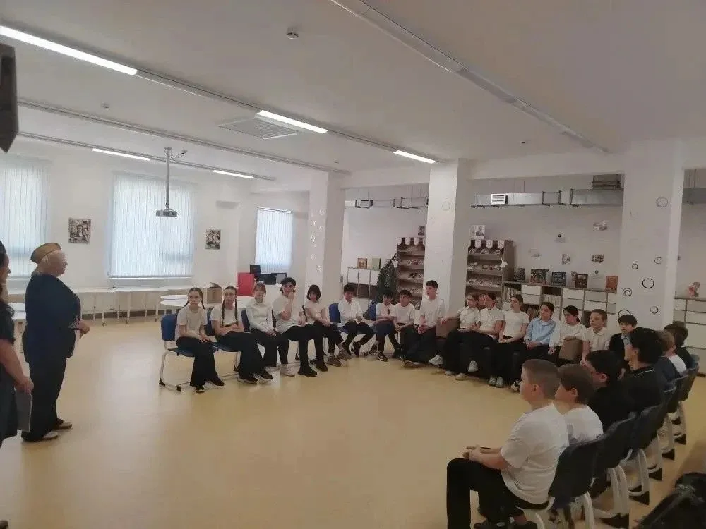 В рамках празднования Великой Победы сотрудниками библиотеки МАОУ "ОЦ "Лидер" была проведёна выставк