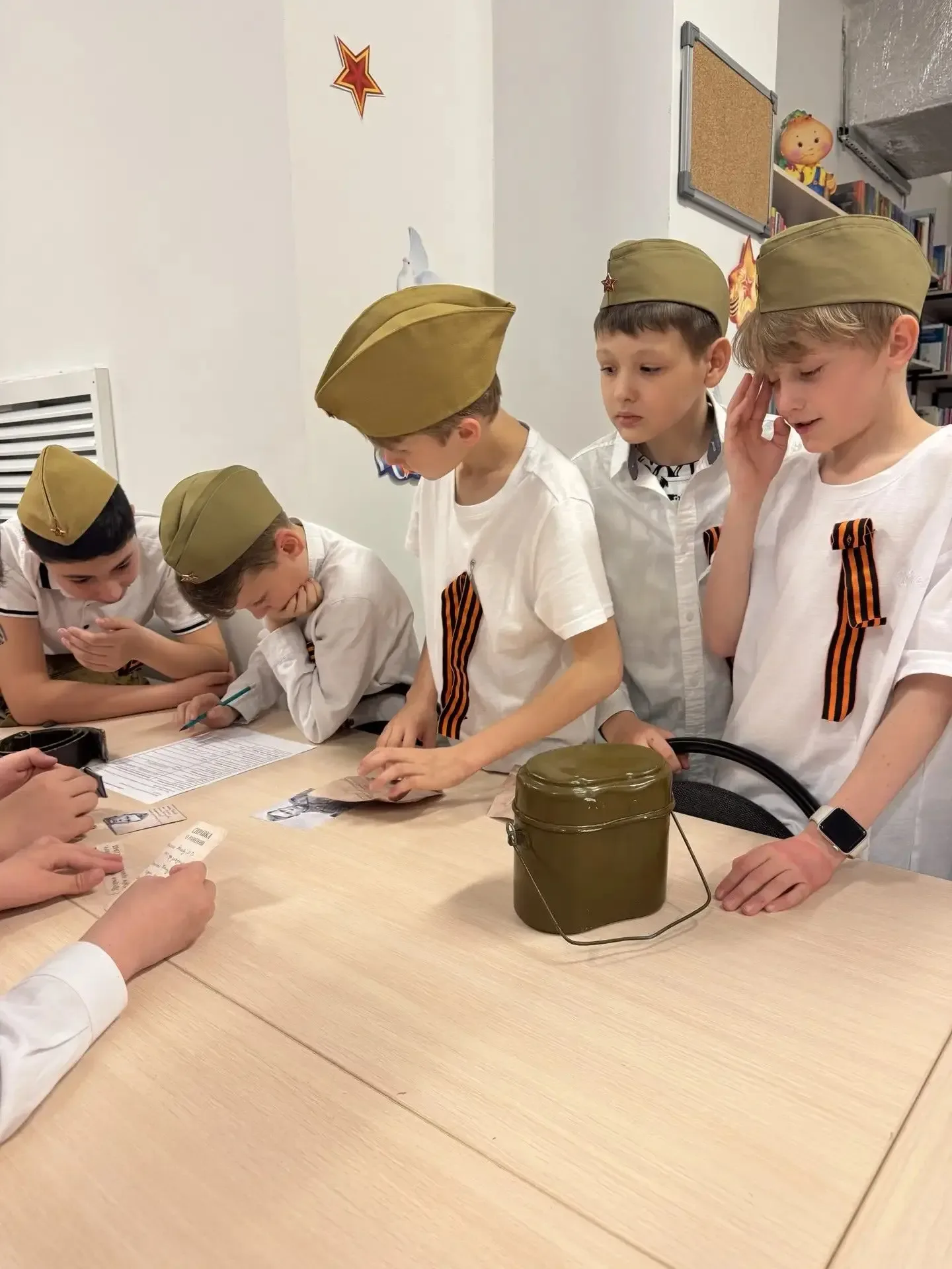 В рамках празднования Великой Победы сотрудниками библиотеки МАОУ "ОЦ "Лидер" была проведёна выставк