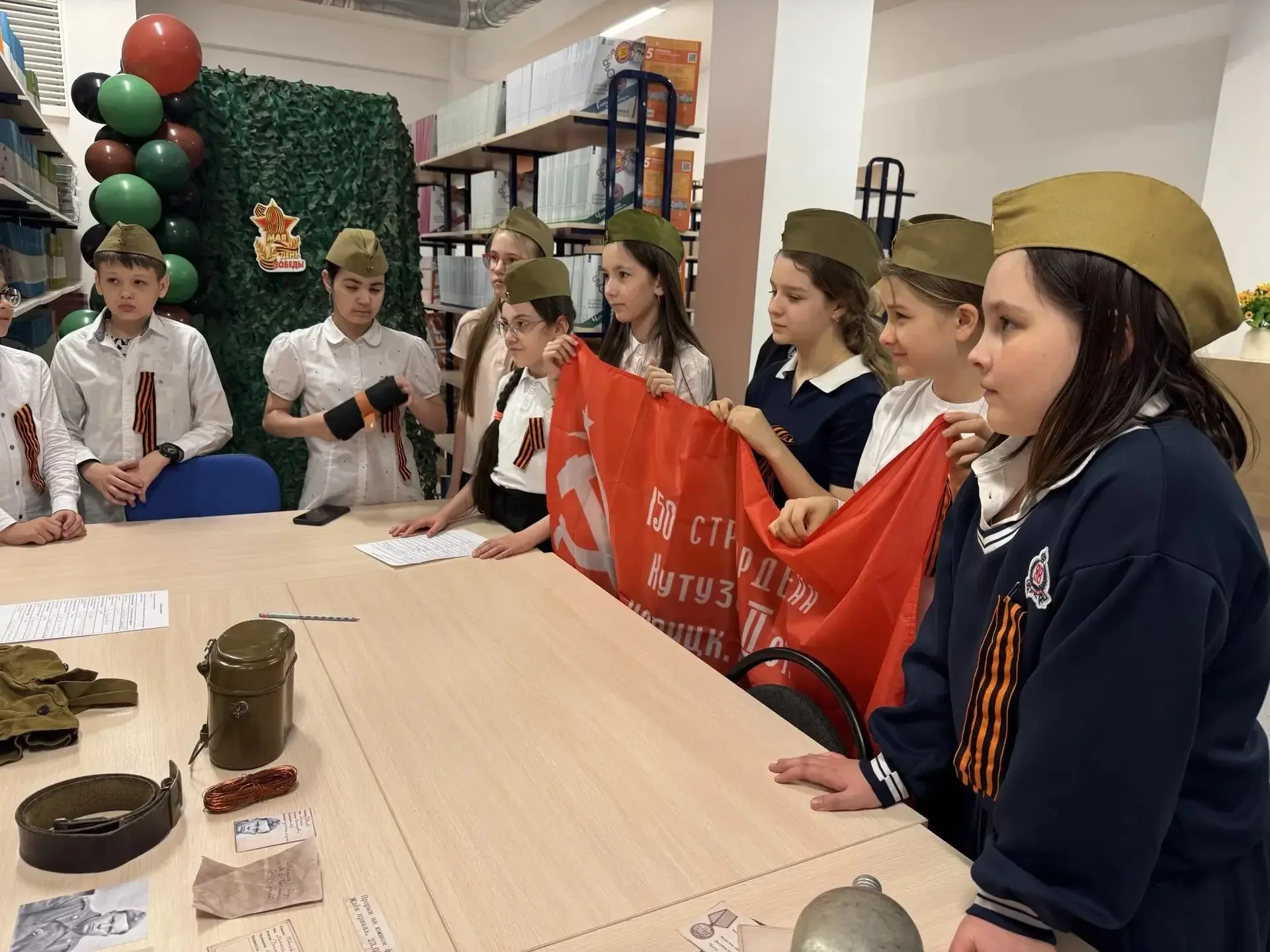 В рамках празднования Великой Победы сотрудниками библиотеки МАОУ "ОЦ "Лидер" была проведёна выставк
