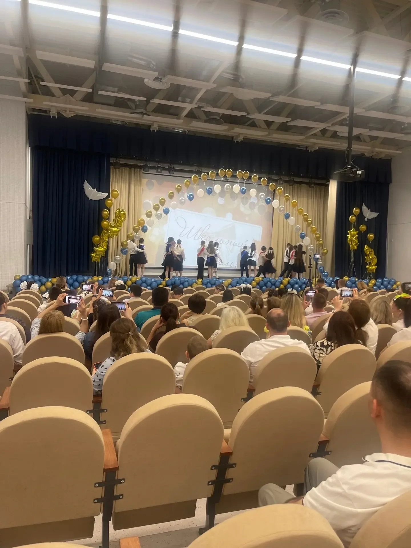 ✨ Первая глава закрыта: как прошли выпускные у 4-х классов В нашей школе прошли трогательные праздни