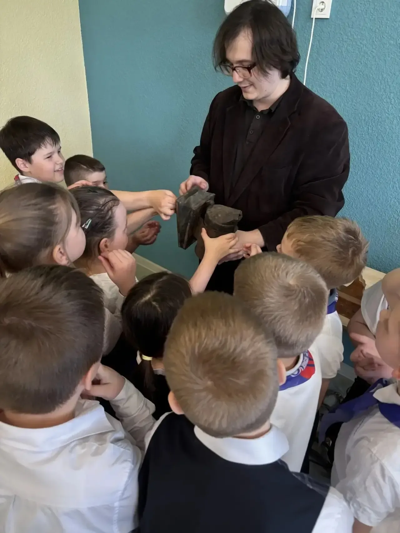 Заглянули в прошлое: первоклассники открыли для себя тайны русской избы 🏠  18 мая, в Международный д